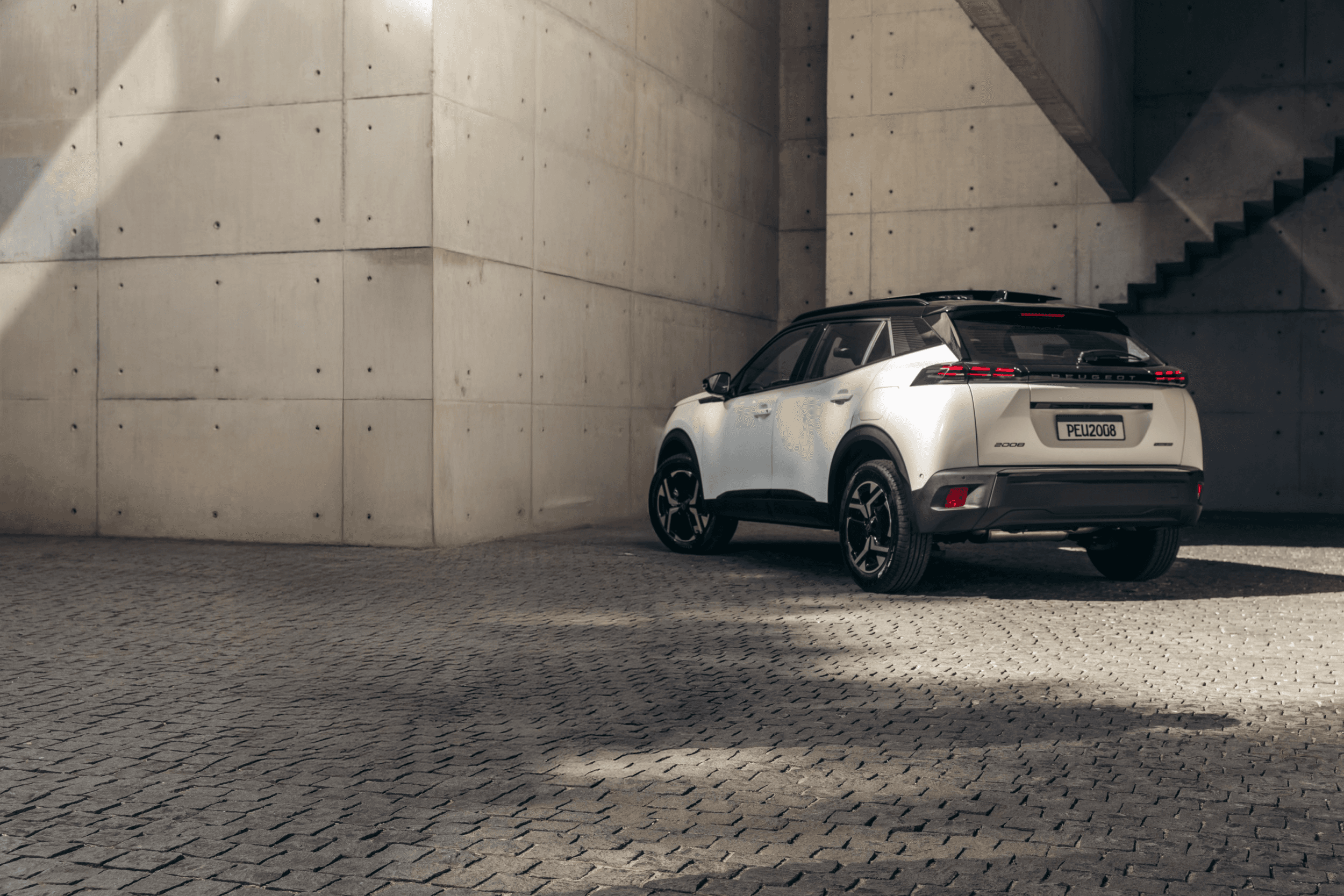 Peugeot 2008 na cor branca em destaque